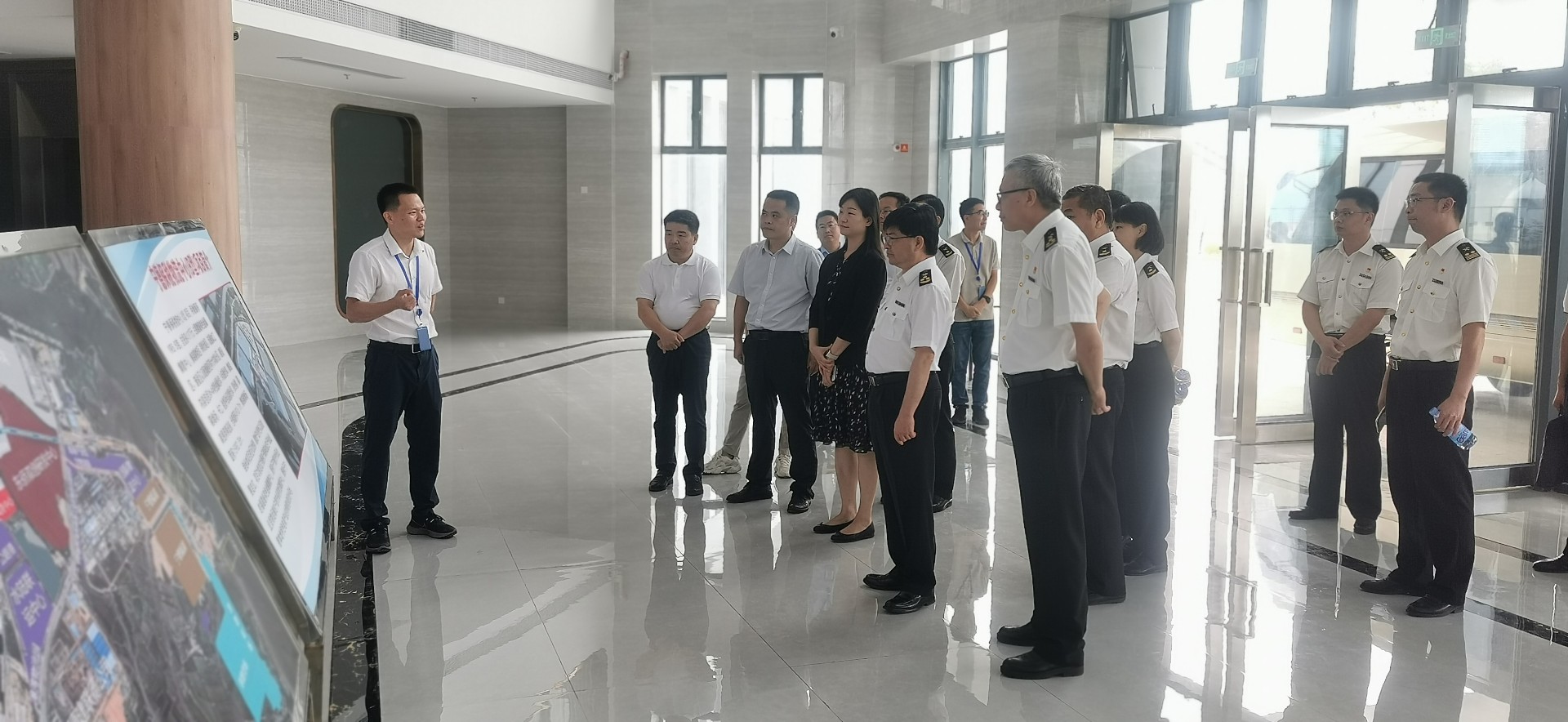 海關(guān)總署自貿(mào)司司長潘城一行蒞臨寧德國際物流中心項目調(diào)研，周桂芳拍攝1.jpg