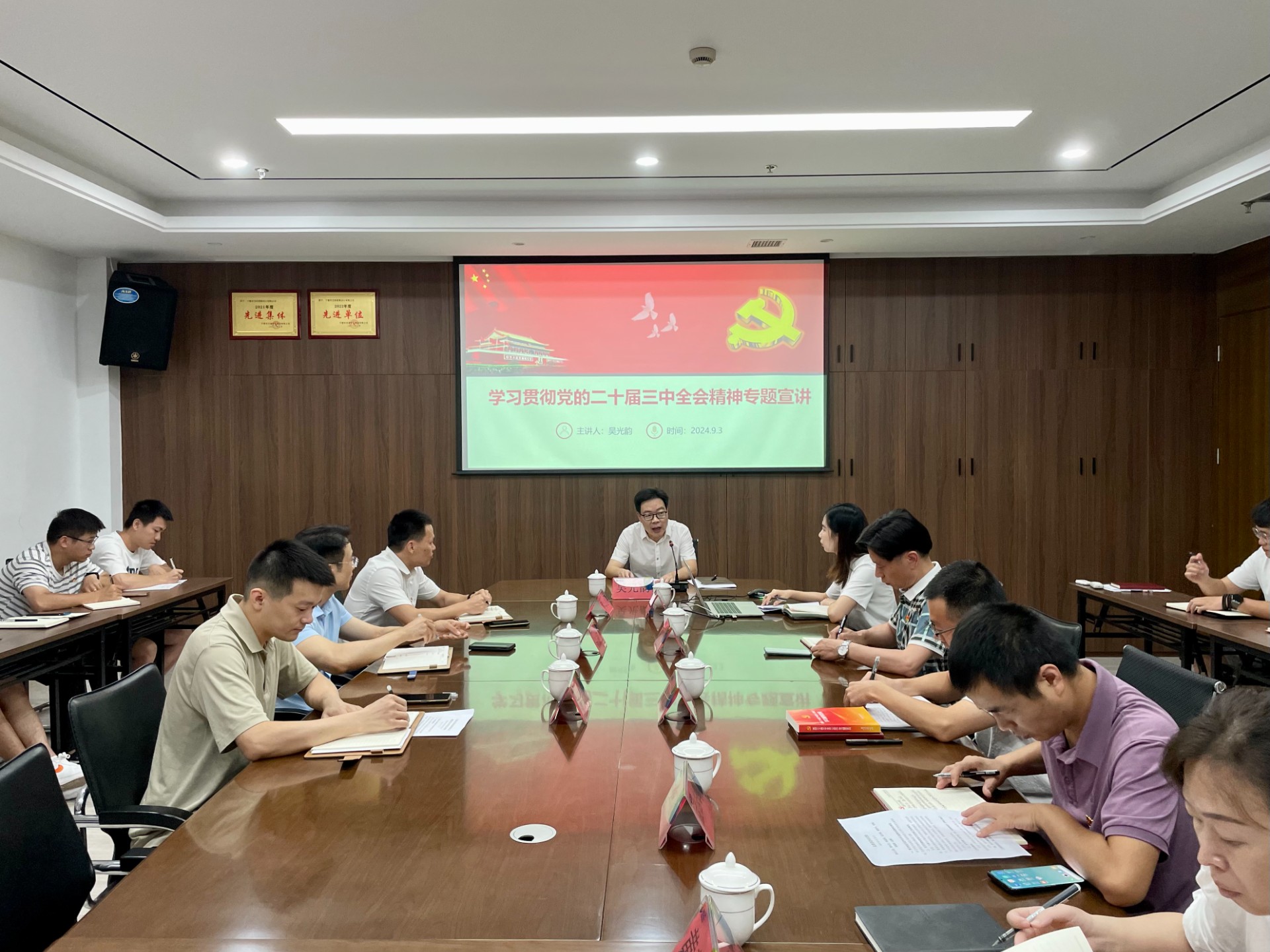 市交投集團(tuán)領(lǐng)導(dǎo)深入市交投物流集團(tuán)市交投勘察設(shè)計(jì)公司開展聯(lián)系點(diǎn)工作，葉嵐清拍攝1.jpg